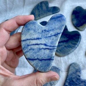 Ferramenta Sodalita Gua Sha para Massagem Facial | Pedra Natural Gua Sha para Drenagem Linfática, Alívio de Tensão e Cuidados com a Pele | Blue Crystal Gua Sha