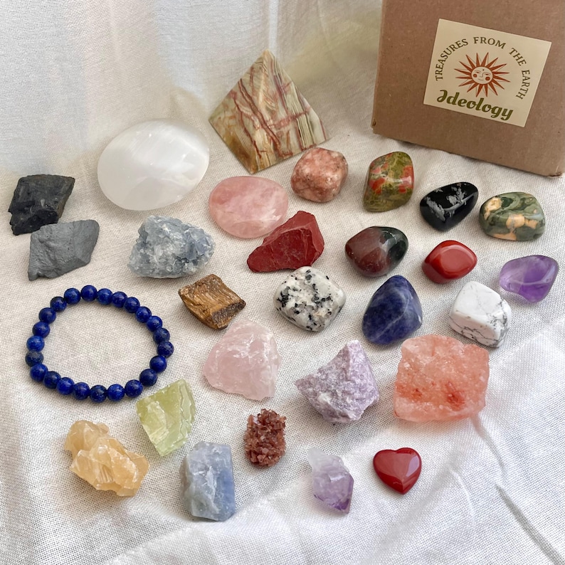 XL Crystal Box Magic: Unlock the secrets of powerful crystals with treasures such as an assortment of 10 tumbled stones, 10 rough stones, and a stunning display crystal.