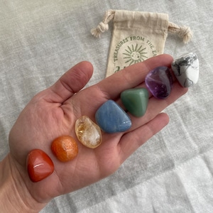 Juego de piedras curativas para los 7 chakras / Cristales pulidos con bolsita de algodón estampada a mano / Equilibrio energético y sanación espiritual / Kit de cristales para principiantes
