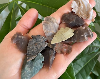 Puntas de flecha de jaspe natural (aprox. 1-2 pulgadas): puntas de piedras preciosas genuinas para joyería y manualidades. Disponibles en juegos de 1, 5, 10, 25 y 50.