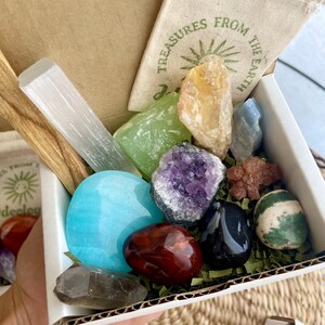 Medium Mystery Crystal Box: Featuring crystals such as selenite, tumbled stones, rough stones, a crystal point, and clusters—everything you need for energy balancing.