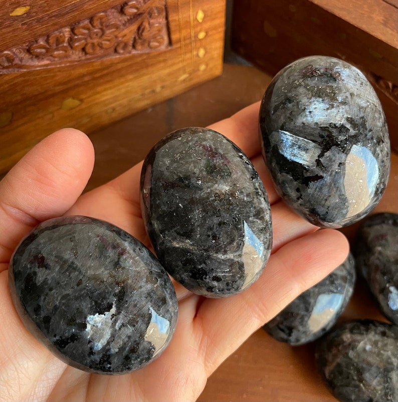 Mesmerize your senses with the iridescence of Black Labradorite – Larvikite Palm Stones await.