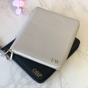 Personalisierter Reisedokumentenhalter | Monogramm Reisebrieftasche | Geschenk für Ihn | Geschenk für sie | Geschenk für die Vermählten | veranstalter