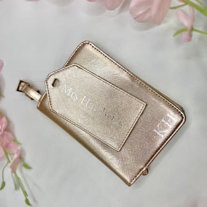 Personalisiertes Reisepass-Inhaber und Gepäckanhänger-Reiseset, Geschenk für Brautjungfer, Reisegeschenk, personalisierter Gepäckanhänger, Flitterwochen-Geschenk, Braut Rose Gold