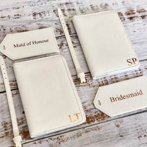 Set da viaggio personalizzato per damigelle d'onore / porta passaporto e set di etichette per bagagli per feste nuziali / bomboniere di destinazione / etichetta personalizzata
