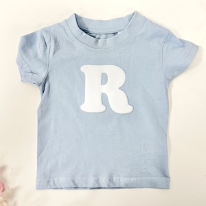Camiseta con letras para niños pequeños, camiseta inicial para niños, ropa personalizada para bebés, camiseta con alfabeto para niños, camiseta para niños con monograma, regalo para bebés de verano