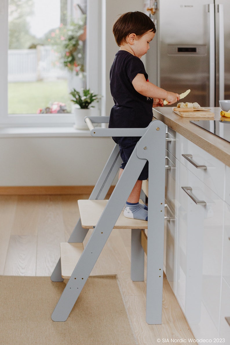 Torre de cocina para niños, taburete de aprendizaje plegable, muebles montessori, torre auxiliar, taburete de aprendizaje ajustable en altura plegable para niños pequeños Grey+clear lacquer