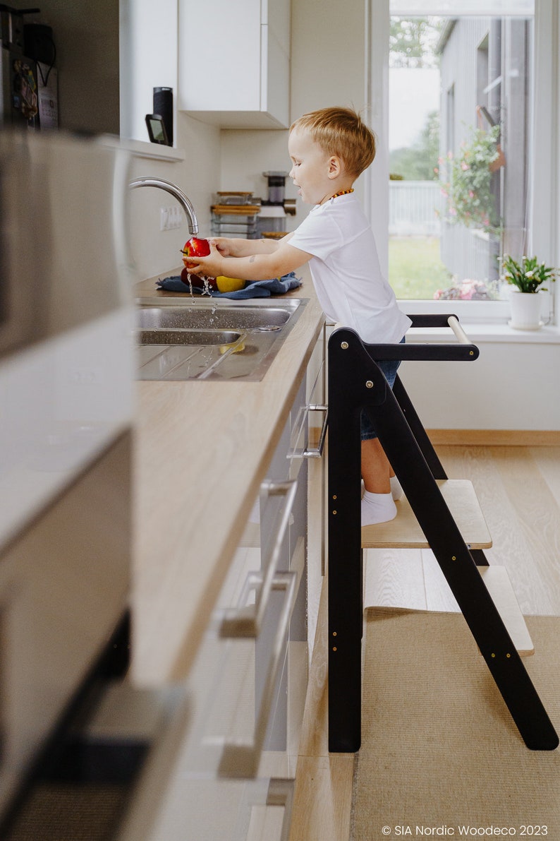 Torre de cocina para niños, taburete de aprendizaje plegable, muebles montessori, torre auxiliar, taburete de aprendizaje ajustable en altura plegable para niños pequeños Black+clear lacquer