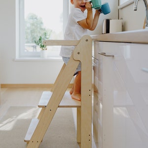 Torre de cocina para niños, taburete de aprendizaje plegable, muebles montessori, torre auxiliar, taburete de aprendizaje ajustable en altura plegable para niños pequeños Clear lacquer