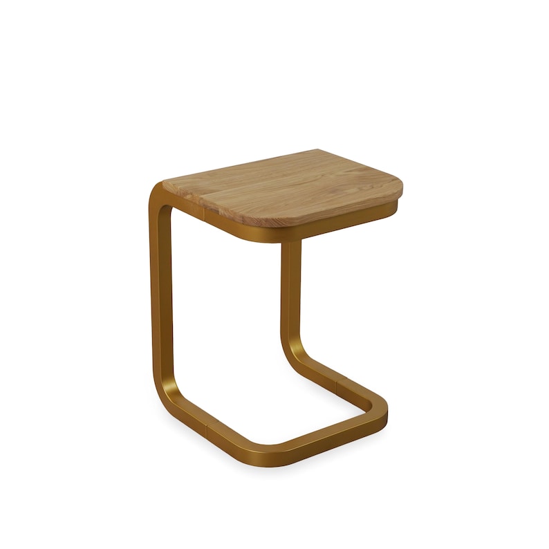 Op de afbeelding: Een moderne bijzettafel met een licht houten blad en een goudkleurig metalen frame. De tafel heeft een C-vormig ontwerp, met een rechthoekig blad en een gebogen voet. Ontworpen voor gebruik binnenshuis.