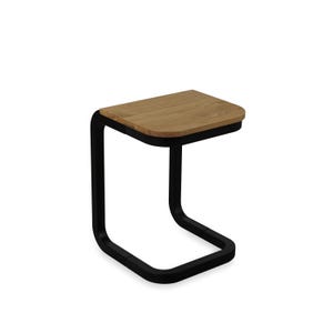 Op de afbeelding: Een moderne bijzettafel met een rechthoekig, lichtbruin houten blad en een zwart, gebogen metalen frame. De tafel is ontworpen met een C-vorm, wat een strakke en minimalistische uitstraling geeft. Geschikt voor woonkamers en slaapkamers. Afmetingen: 40 cm x 30 cm.
