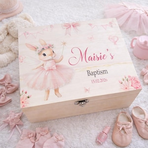 Puede incluir: Una taza de cerámica blanca con un asa negra y el texto "But First, Coffee" en negro, con una fuente de estilo manuscrito. La taza está sobre una superficie blanca.