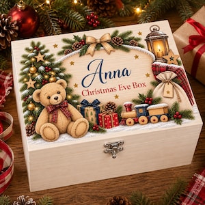 Puede incluir: Una caja rectangular de madera con una escena navideña impresa que incluye un oso de peluche, un tren de juguete, una linterna y regalos. La tapa muestra el nombre Anna y el texto Christmas Eve Box, asegurada con un cierre de metal.