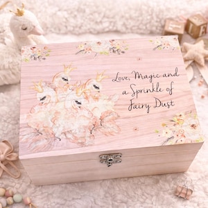 Puede incluir: Un juego de tres tazas de cerámica con un acabado moteado y mate. Las tazas son en tonos crema, gris claro y gris oscuro. Cada taza tiene un diseño simple y minimalista y un asa redondeada. Las tazas están apiladas una encima de otra.