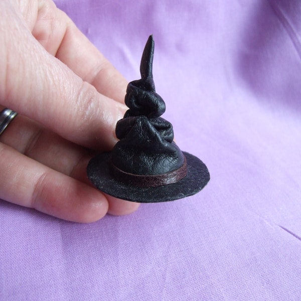 Crumpled leather witch hat (MM21)