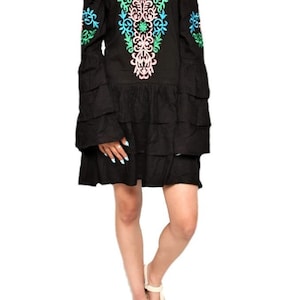 Peut inclure: Une robe noire à épaules dénudées avec une jupe à volants à plusieurs niveaux et des broderies florales colorées sur le corsage.