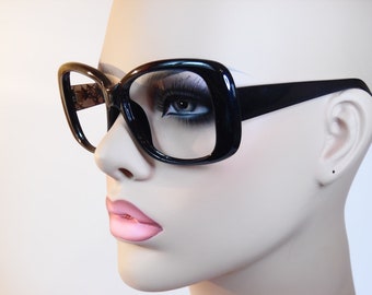 Montura de gafas vintage usada, fabricada en China.