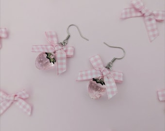 Boucles d'oreilles pendantes pastel fraises avec nœud Vichy, mignons Kawaii UK Fairy Kei Sweet inspiré de la mode japonaise Candy Harajuku cadeau boîte aux lettres