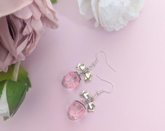 Boucles d'oreilles pendantes pastel fraises avec noeud papillon mignon Kawaii UK Fairy Kei Sweet inspiré de la mode japonaise boîte aux lettres cadeau Cottagecore