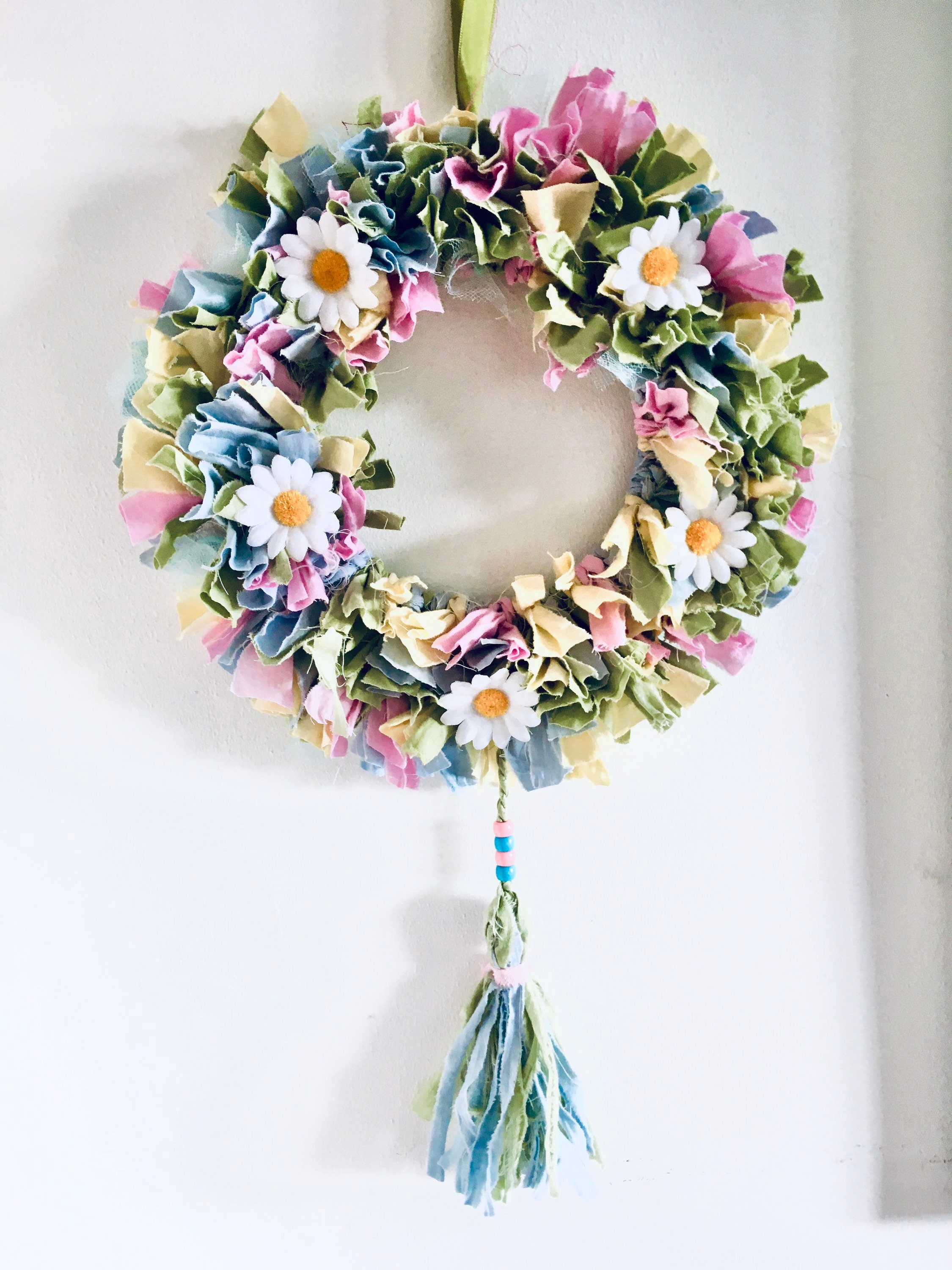 DIY summer wreath Make your own rag wreath with daisies and tassel. E…