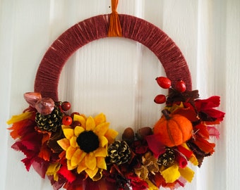 Herbstlicher Lumpenkranz. Machen Sie Ihr eigenes Bastelset oder fertiges Produkt - Sie wählen. Nachhaltig. Einzigartig. Den Herbst feiern.