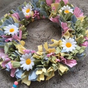 DIY Daisy Rag Wreath Craft Kit: Create a Pretty Pastel Wreath with handcrafted Daisies, Sustainable. Bestselling product. image 5