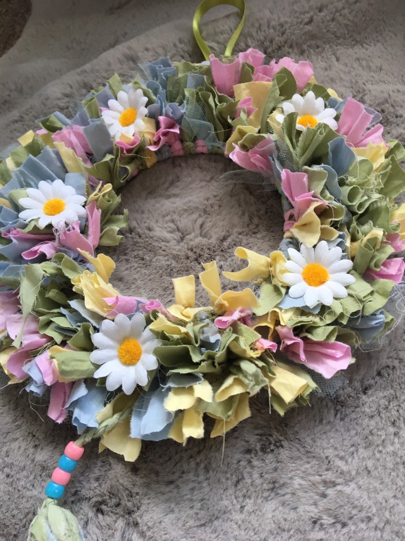 DIY Daisy Rag Wreath Craft Kit: Create a Pretty Pastel Wreath with handcrafted Daisies, Sustainable. Bestselling product. image 5