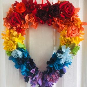 Craft kit.Make your own rainbow heart rag wreath. 35x25cm. Relaxing and easy to do. Everything included. 100% sustainable. Craft lovers gift