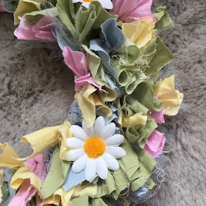 DIY Daisy Rag Wreath Craft Kit: Create a Pretty Pastel Wreath with handcrafted Daisies, Sustainable. Bestselling product. image 2
