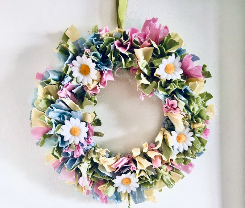 DIY Daisy Rag Wreath Craft Kit: Create a Pretty Pastel Wreath with handcrafted Daisies, Sustainable. Bestselling product. image 1