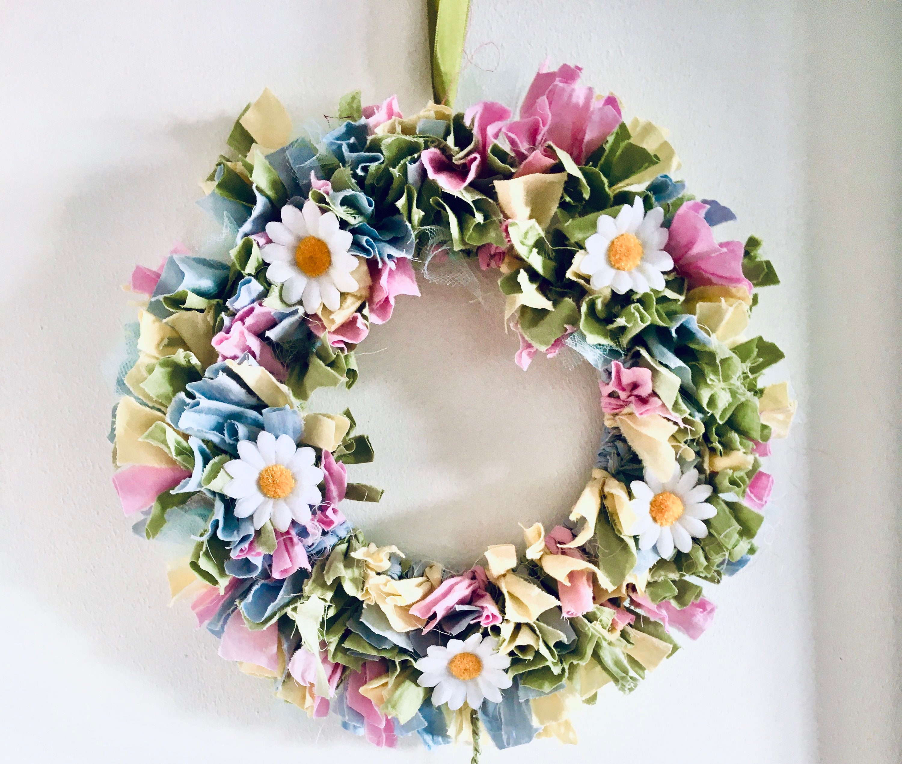 DIY Daisy Rag Wreath Bastelset: Hübscher pastellfarbener Kranz mit süßen kleinen Gänseblümchen, Nachhaltig. Bestseller Produkt.