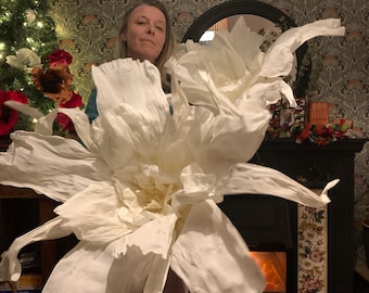 Juego de 3 flores extragrandes de papel crepé con alambre, hechas a mano, en 4 tamaños diferentes y colores personalizados. Decoración para eventos.