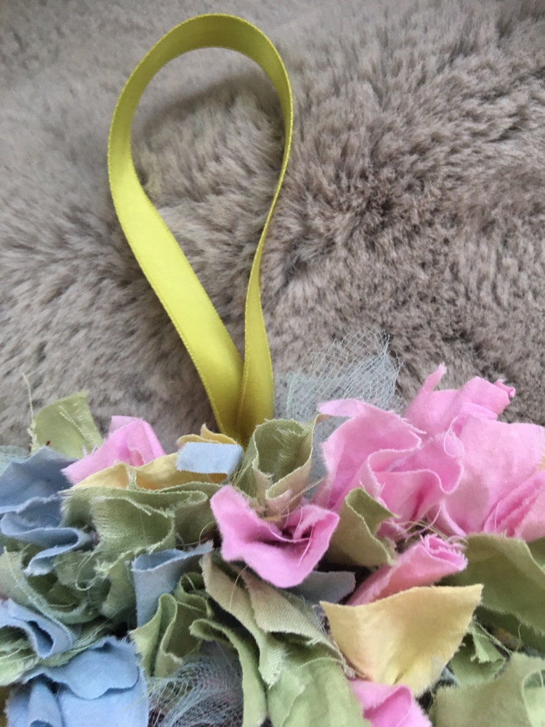 DIY Daisy Rag Wreath Craft Kit: Create a Pretty Pastel Wreath with handcrafted Daisies, Sustainable. Bestselling product. image 4