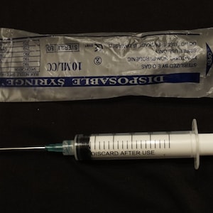 Retractable stunt syringe  (film prop) (10cc)