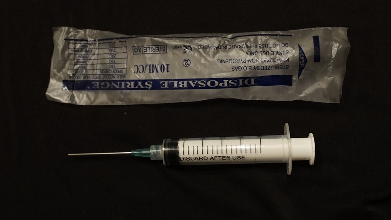 Retractable stunt syringe  (film prop) (10cc)