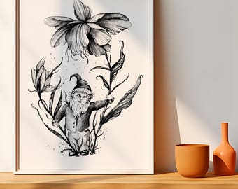 以下が含まれることがあります： 大きな花と葉に囲まれた、植物の茎を持つ小人の詳細なイラストが描かれた、白黒の額入りアートプリント。このアートワークは、気まぐれなファンタジーをテーマにしています。
