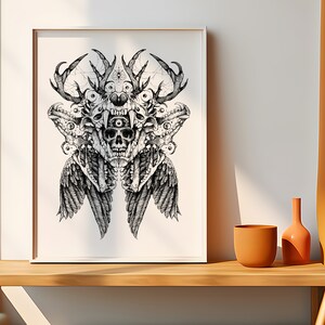 Può includere: Illustrazione in bianco e nero di una creatura con corna, ali e più occhi e bocche. La creatura è raffigurata in un design simmetrico con un teschio al centro.
