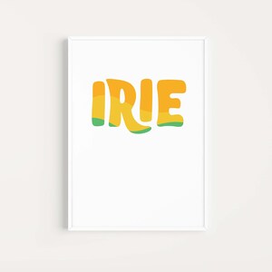 Peut inclure: Une impression encadrée blanche avec le mot "IRIE" en lettres jaunes et vertes. Les lettres sont stylisées avec un design ondulé et superposé.