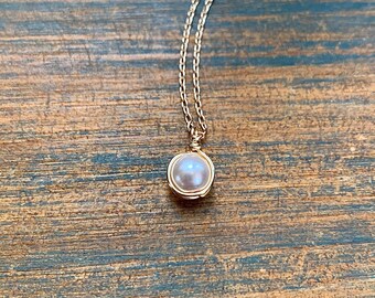 Wire Pearl Necklace