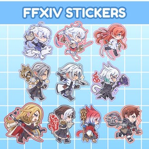 Puede incluir: Una hoja de pegatinas coloridas con personajes de Final Fantasy XIV estilo chibi. Las pegatinas muestran varios personajes con atuendos, armas y expresiones únicas. El texto "FFXIV STICKERS" se muestra en la parte superior en una pancarta azul.