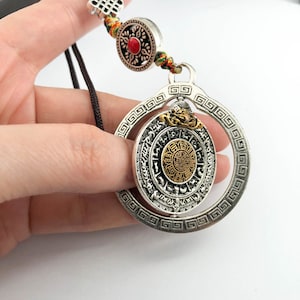 Tibetaanse spiegel Rotatie Melong Charm Hangend Verdediging en bescherming boeddhistisch amulet, auto-achteruitkijkspiegelaccessoire, spiritueel geschenk afbeelding 1