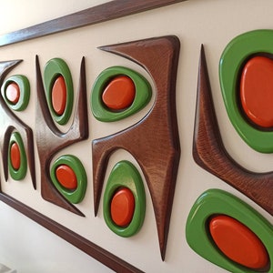 Art mural en bois moderne Mid-Century - Sculpture Tiki verte et orange de style Witco - Décoration rétro faite main