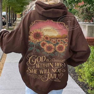 Christelijke PNG-ontwerpen voor T-shirts met de tekst "God is in haar", boho bloemen DTF-transfers, christelijke geloofssublimatieontwerpen voor shirts, schattige hoodie PNG.