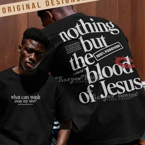 Puede incluir: Camisetas negras con texto blanco. Una camiseta dice "what can wash away my sins?" La otra tiene "nothing but the blood of Jesus" con un gráfico de corona de espinas. Las camisetas son de Harper House.