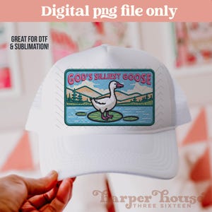 K&ouml;nnte beinhalten: Wei&szlig;e Trucker-M&uuml;tze mit einem Aufn&auml;her mit einer Cartoon-Gans auf einer Seerose, mit dem Text "GOD'S SILLIEST GOOSE". Die M&uuml;tze wird von einer Hand gehalten. Der Text oben lautet "Digital png file only" und "GREAT FOR DTF & SUBLIMATION!"