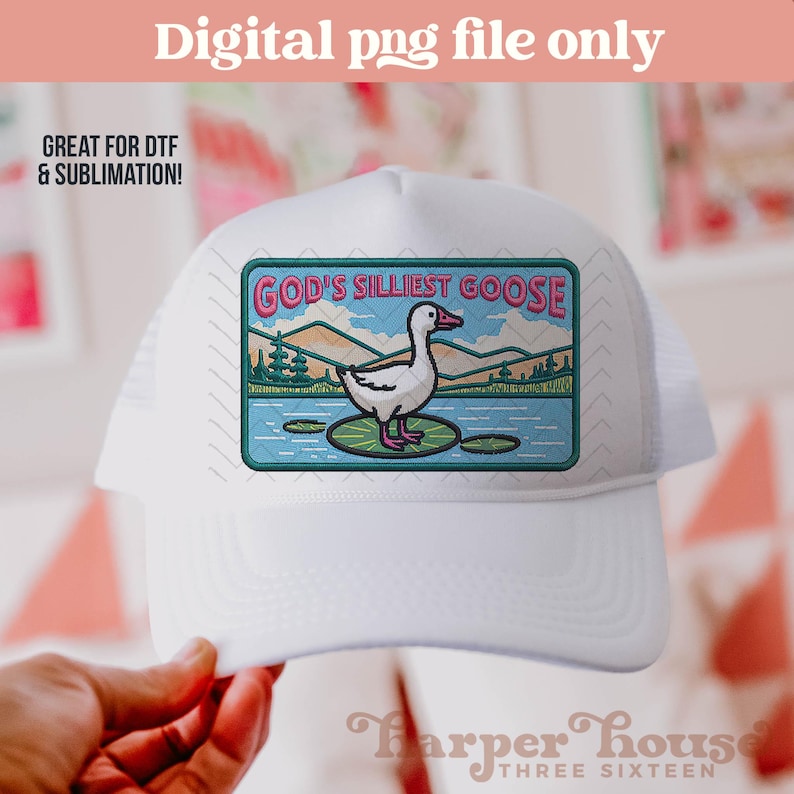 K&ouml;nnte beinhalten: Wei&szlig;e Trucker-M&uuml;tze mit einem Aufn&auml;her mit einer Cartoon-Gans auf einer Seerose, mit dem Text "GOD'S SILLIEST GOOSE". Die M&uuml;tze wird von einer Hand gehalten. Der Text oben lautet "Digital png file only" und "GREAT FOR DTF & SUBLIMATION!"