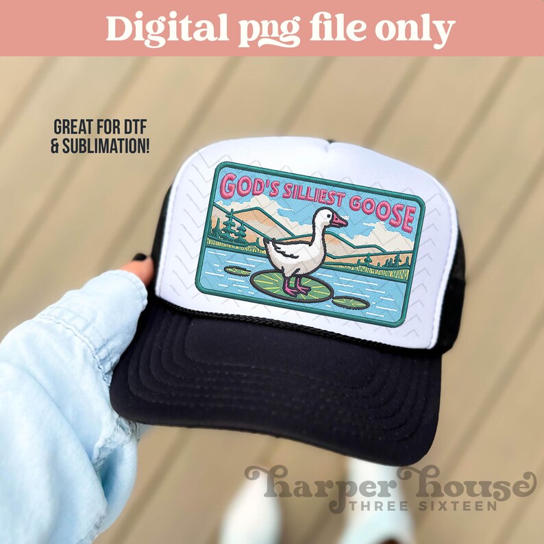 K&ouml;nnte beinhalten: Schwarze und wei&szlig;e Trucker-M&uuml;tze mit wei&szlig;em Frontpanel mit einer Cartoon-Gans auf einer Seerose, mit dem Text "GOD'S SILLIEST GOOSE". Die M&uuml;tze hat auch den Text "Digital png file only" und "GREAT FOR DTF & SUBLIMATION!"
