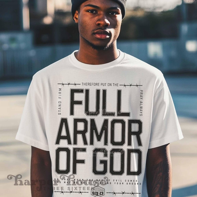 Peut inclure: T-shirt blanc avec un texte noir qui dit "Stand Firm, Therefore Put On The Full Armor Of God, Pray Always". Le texte est entour&eacute; de barbel&eacute;s et les mots "Six:13" et "Three Sixteen" sont &eacute;galement inclus.