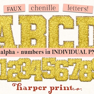 Puede incluir: Letras y números dorados de imitación de chenilla en archivos PNG individuales. Las letras están en una fuente en negrita, de bloque. Las letras deletrean "ABCD" y los números deletrean "0123456789". El texto "FAUX chenille letters!" y "full alpha + numbers in INDIVIDUAL PNGs!" está escrito en rosa sobre un fondo blanco. El texto "harper printeo." está escrito en rojo sobre un fondo blanco.