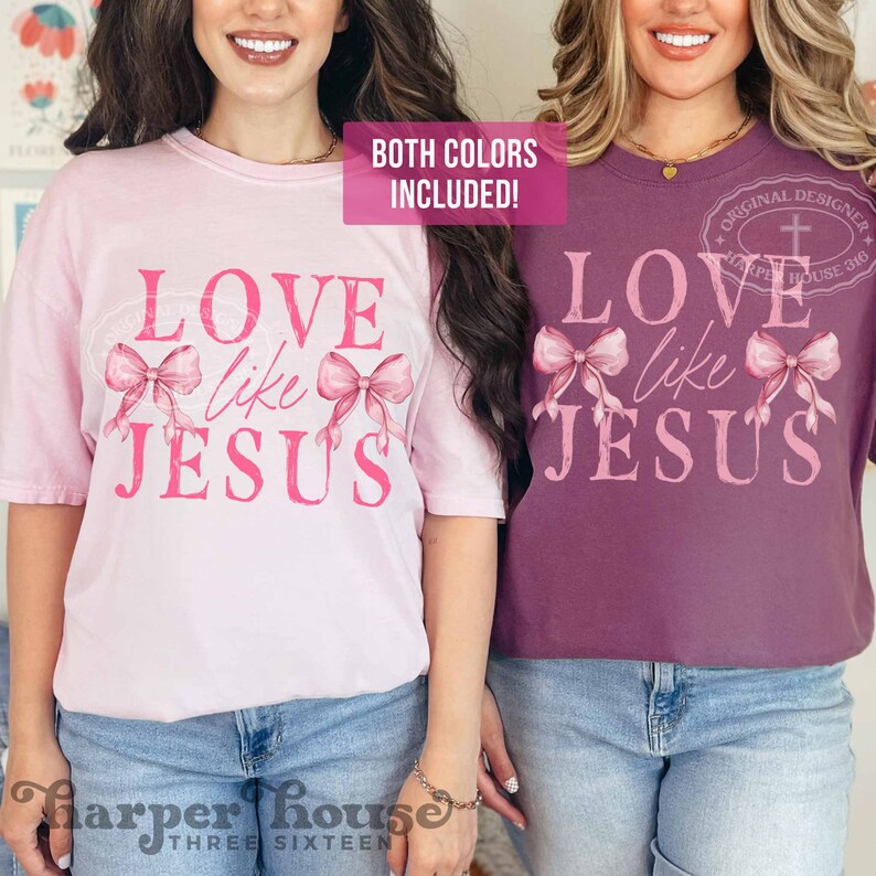 K&ouml;nnte beinhalten: Zwei T-Shirts, eines hellrosa und eines lila, mit dem Text "LOVE like JESUS" in Rosa. Das Design beinhaltet zwei rosa Schleifen. Der Satz "BOTH COLORS INCLUDED!" befindet sich in einem rosa Rechteck oben.